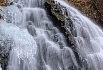 Fototapeta na wymiar 日本の冬の滝と雪と氷