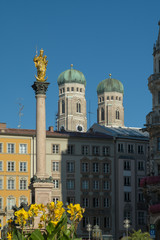 Fototapeta na wymiar Mariensäule und Dom in München 