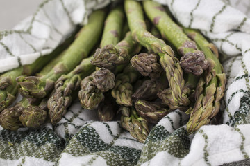 spargel mit  küchentuch auf granitarbeitsplatte 