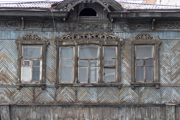 Obraz premium Windows of the old evicted house
