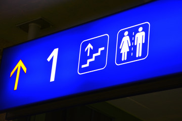 Blaue Informationstafel am Bahnhof, Stiege, Lift, Bahnsteig, Pfeil