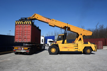 Autoloader container handling vehicle