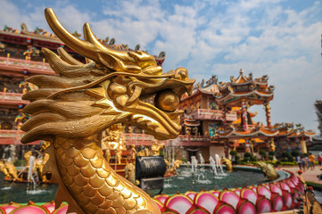Fototapeta premium Golden dragon in Chinese shrine