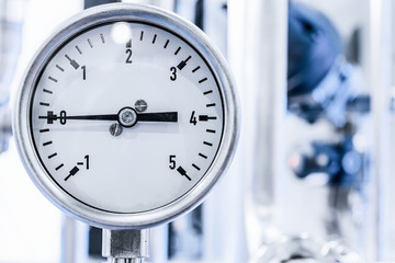 The measuring device is a manometer.