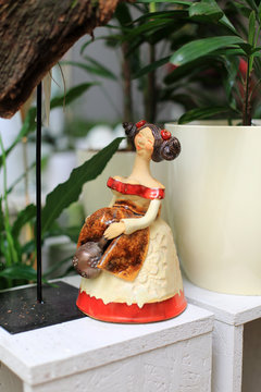 Figurka kobiety w kwiaciarni.