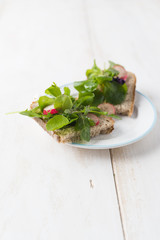 Brotscheibe mit Salat