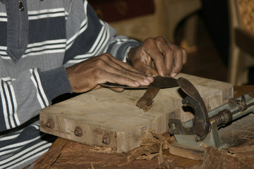 Fototapeta na wymiar Cuban makes cigars by hand