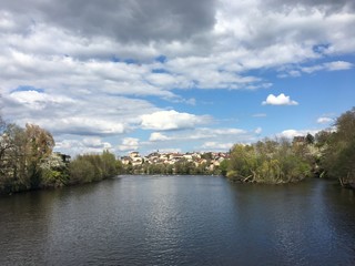 Au bord de la rivière