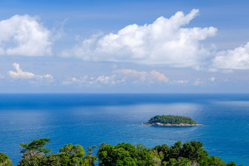 Obraz premium Koh Pu (Crab Island). A small island lies off at Kata beach, Phuket, Thailand.