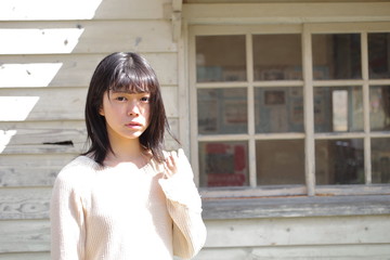 Fototapeta premium 古駅舎と高校生