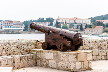 Fototapeta na wymiar Old Venetian cannon in the old town of Korcula on the island of Korcula, Croatia