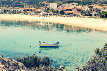 Obraz premium Łódź na plaży Kalamitsi. Kalamitsi to romantyczna brama dla rodzin, par i poszukiwaczy przygód. Lokalizacja: Sitonia, Halkidiki, Macedonia, Północna Grecja.