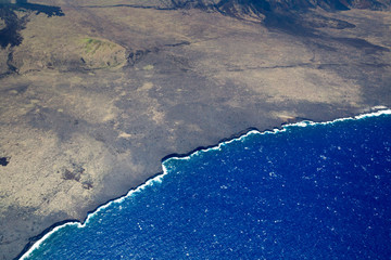 Luftaufnahme der von Lavaströmen geformten Südküste von Big Island, Hawaii, USA.