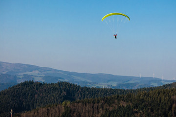 Fototapeta na wymiar Paraglider über dem Schwarzwald