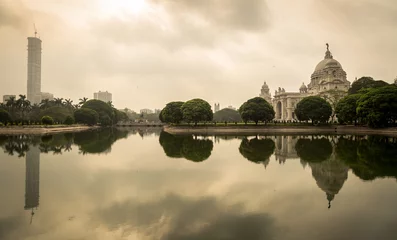 Poster Artistiek monument Victoria Memorial historisch architectonisch gebouw samen met de skyline van de stad in sepia toon in Kolkata, India.