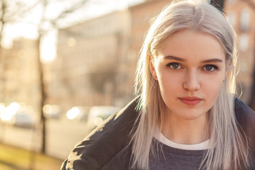 Obraz premium Beautiful attractive young girl in the evening in the city