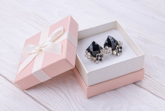 Gold earrings with onyx in the gift box