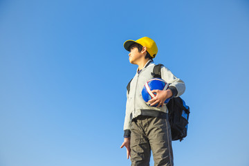 サッカーボールを持ち遠くを見る小学生の男の子