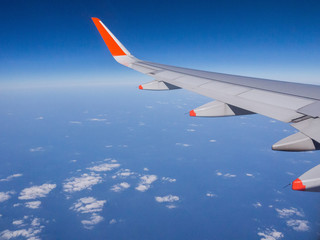 飛行中 飛行機の翼 