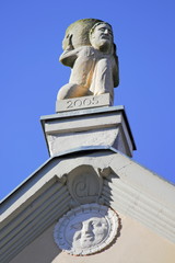 Strausberg, Hausgiebel mit Figur