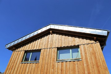 Fassade eines neuen und modernen Holzhauses