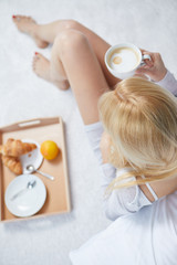 Obraz na płótnie Canvas Young beautiful woman having breakfast in bed.