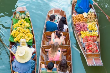 Fotobehang Tourists visiting by boat at Damnoen Saduak floating market in Ratchaburi near Bangkok, Thailand © kinwun