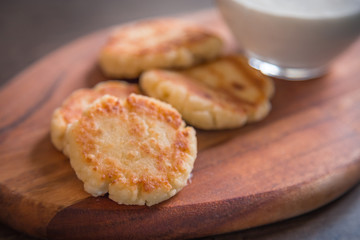 Pancakes made of cottage cheese with sour cream