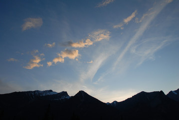 春のカナディアン・ロッキー　夕暮のジャスパーの景色（カナダ）
