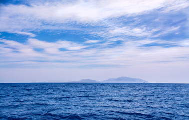 Obraz premium Seascape and beautiful blue sky with cirrus clouds