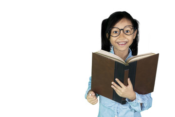 Obraz premium Smiling girl holding book