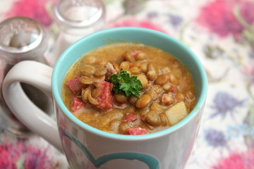 Tassensuppe mit Linsen