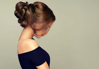 Tragetasche Schönes vorbildliches Mädchen mit eleganter Frisur. Frau mit modischem Make-up © Sofia Zhuravetc