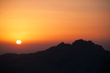 Natura e vita all'aria aperta: un tramonto infuocato sulla sagoma scura di una montagna