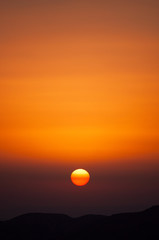 Natura e vita all'aria aperta: un tramonto infuocato sulla sagoma scura di una montagna