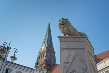 Obraz premium Altstädtischer Markt, Schwerin, Löwendenkmal und Schweriner Dom, Mecklenburg-Vorpommern, Deutschland, Europa 