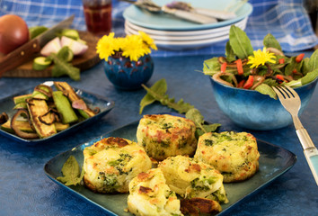 Kartoffel-Zucchinigratin mit Löwenzahnsalat