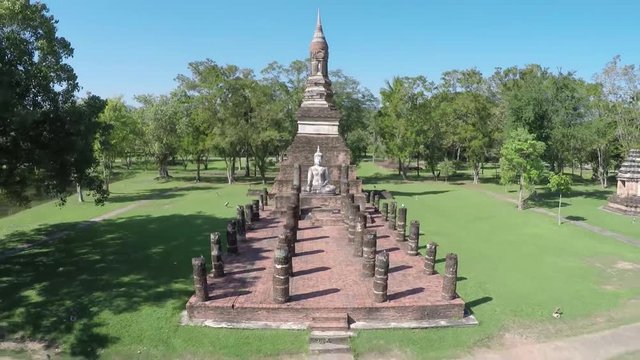 Buddha Skulptur vor Wat Tra Phang Ngoen