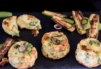 Kartoffelgratin mit Zucchini auf schwarzen Untergrund