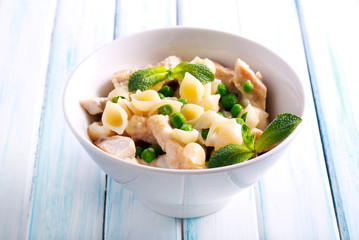 Creamy pasta shell with chicken