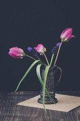 Frühlingsblumen in der Vase