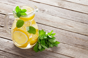 Lemonade with lemon, mint and ice