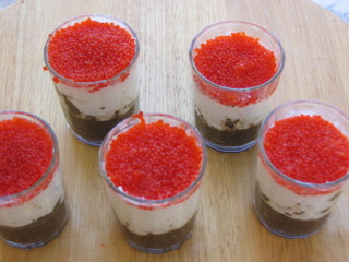 Verrine a tre strati,  alle olive nere, crema e caviale rosso