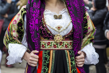 MURAVERA, ITALIA - APRILE 2, 2017:  45^ Sagra degli agrumi - dettaglio di un costume tradizionale...