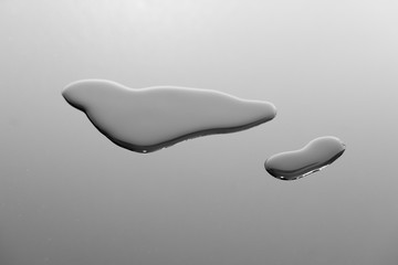 Wassertopfen auf schwarzem Hintergrund - Wassertropfen in gross