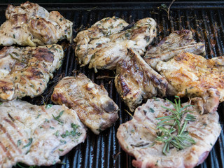 Grigliata mista di carne e spezie su grill 