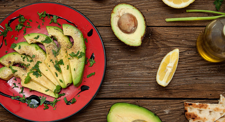 Avocadoscheiben mit Zitrone und Olivenöl angerichtet