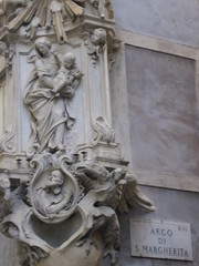 Nicchia religiosa barocca della Madonna con Gesù bambino a Roma in Italia.