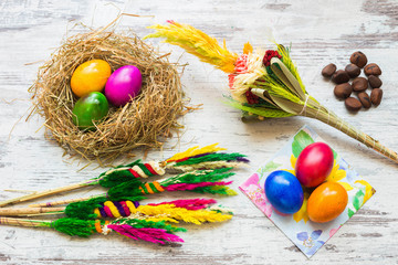 Wielkanocne pisanki oraz świąteczne palmy i dekoracje. © Rochu_2008