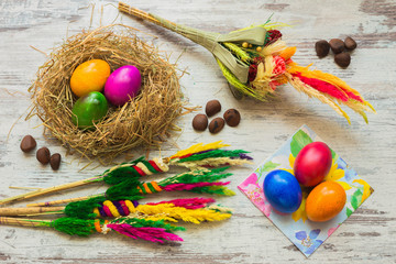 Wielkanocne pisanki oraz świąteczne palmy i dekoracje. © Rochu_2008